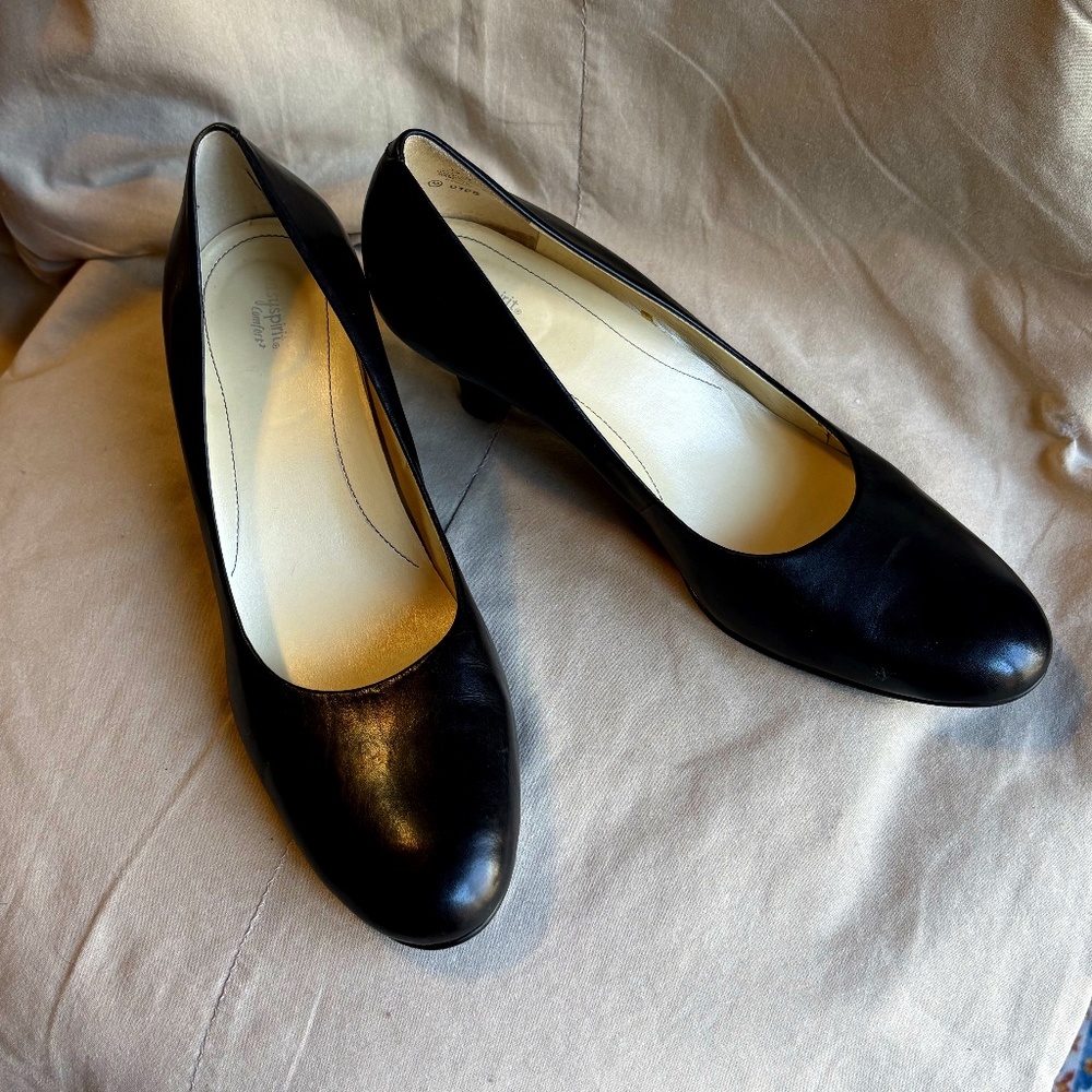 Black leather size 9 women's Easy Spirit heels